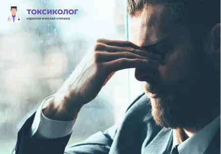 Мужчина, испытывающий эмоциональное напряжение, обращается за услугой «Лечение ПТСР»